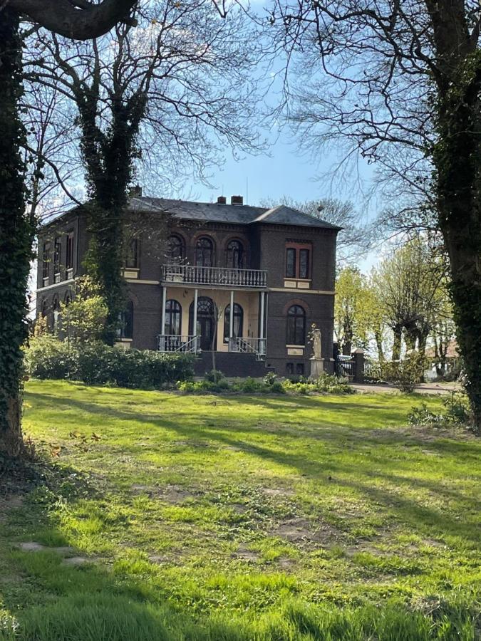 Schlafen Neben Den Kleinen Kaelbchen Im Kaelberiglu Bingum Exterior foto